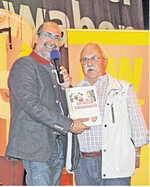 Am besten hausgemacht heißt die neue Küchenbibel für alle, die gerne kochen und essen. Moderator Bernhard Bitterwolf (l.) überreichte sie einem glücklichen Gewinner aus Ravensburg.