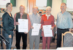 Der Vorsitzende des Vereins für Fortbildung in der Landwirtschaft Zollern-albkreis, Gerold Huber (r.), seine Stellvertreterin Kerstin Kipp und die Geehrten mit ihren Goldenen Briefen.