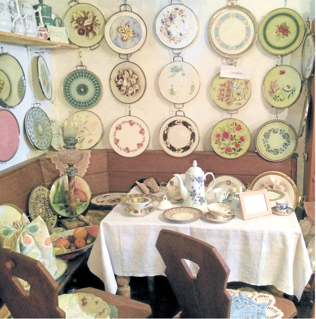 In alten Zeiten schwelgen, das lässt sich im MuseumsCafé Zeisset in Weisweil bei Emmendingen. Raritäten aus dem Haushalt, aus Landwirtschaft, Imkerei und Brennerei sind zu bewundern. Bei tollen Torten und leckeren Kuchen aus der eigenen Bäckerei kann man es sich im Café gut gehen lassen. Auch ein Hofladen gehört zum Betrieb. Beim Internationalen Fachkongress für Frauen in Ravensburg berichtete Jutta Zeisset, wie sie ihr Unternehmen in den sozialen Medien erfolgreich vermarktet (siehe folgende Seiten). Mehr Informationen unter www.zeisset.de.