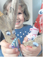 Die Wackelaugen machen das Wichtelgesicht erst so richtig echt. Die gibts im Bastelladen zu kaufen.