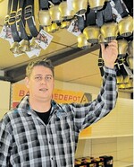 Andreas Bodenmüller wagt den Schritt in die Selbständigkeit mit einem Landhandel. Die ersten Produkte sind im Regal.