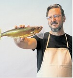 Tiberiu Cazacioc stellt das Hauptprodukt der Firma Miadmar, den geräucherten Donauhering, vor.