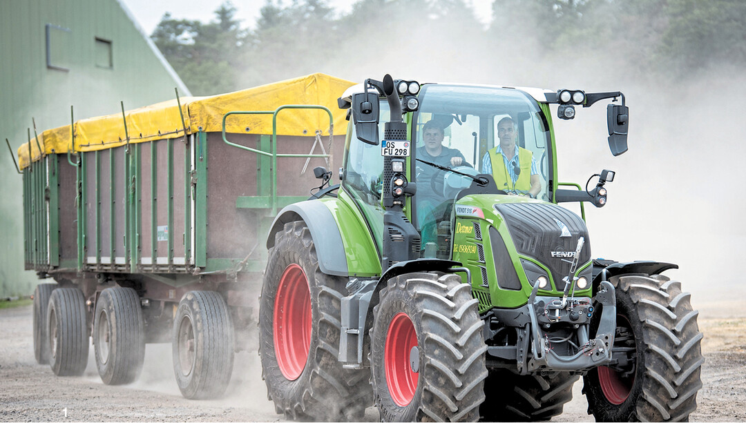 Interessante Schleppergröße für Transporte. Der Fendt 516 Vario mit 163 PS hat bis zu 20 Prozent weniger Diesel verbraucht als sein großer Bruder".