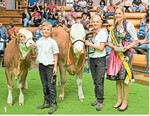 Strahlende Gesichter bei den Junior-Champions: v. r. Braunviehkönigin Beate Bühler mit der Siegerin Elena Fuchs und dem Reserve-Sieger Lorenz Fuchs, beide aus Schlier.