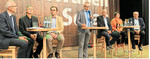 Moderator Albrecht Siegel, Leiter des Landwirtschaftsamt Ravensburg (Mitte) mit (v. l.) Peter Smigoc, Bürgermeister der Gemeinde Vogt, Rainer Beuerle vom Regionalverband Bodensee-Oberschwaben, Dr. Wolfgang Heine von der Industrie- und Handelskammer Bodensee-Oberschwaben sowie Ulfried Miller, Geschäftsführer beim BUND-Regionalverband, Iris Steger, Leiterin des Bau- und Umweltamtes im Landratsamt Ravensburg, und Waldemar Westermayer, Vorsitzender im Bauernverband Allgäu-Oberschwaben.