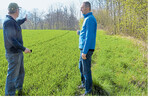 So kehrt die Vielfalt in die Landschaft zurück: Biodiversitätsberater Tobias Pape (r.) überlegt mit einem Betriebsleiter, wie sich produktive Landwirtschaft und Biodiversität am besten unter einen Hut bringen lassen. Wenn zum Beispiel die Ackerfläche kurvig am Wald entlang läuft, kann man den Schlag begradigen und die Ecken mit Blühmischungen auffüllen.