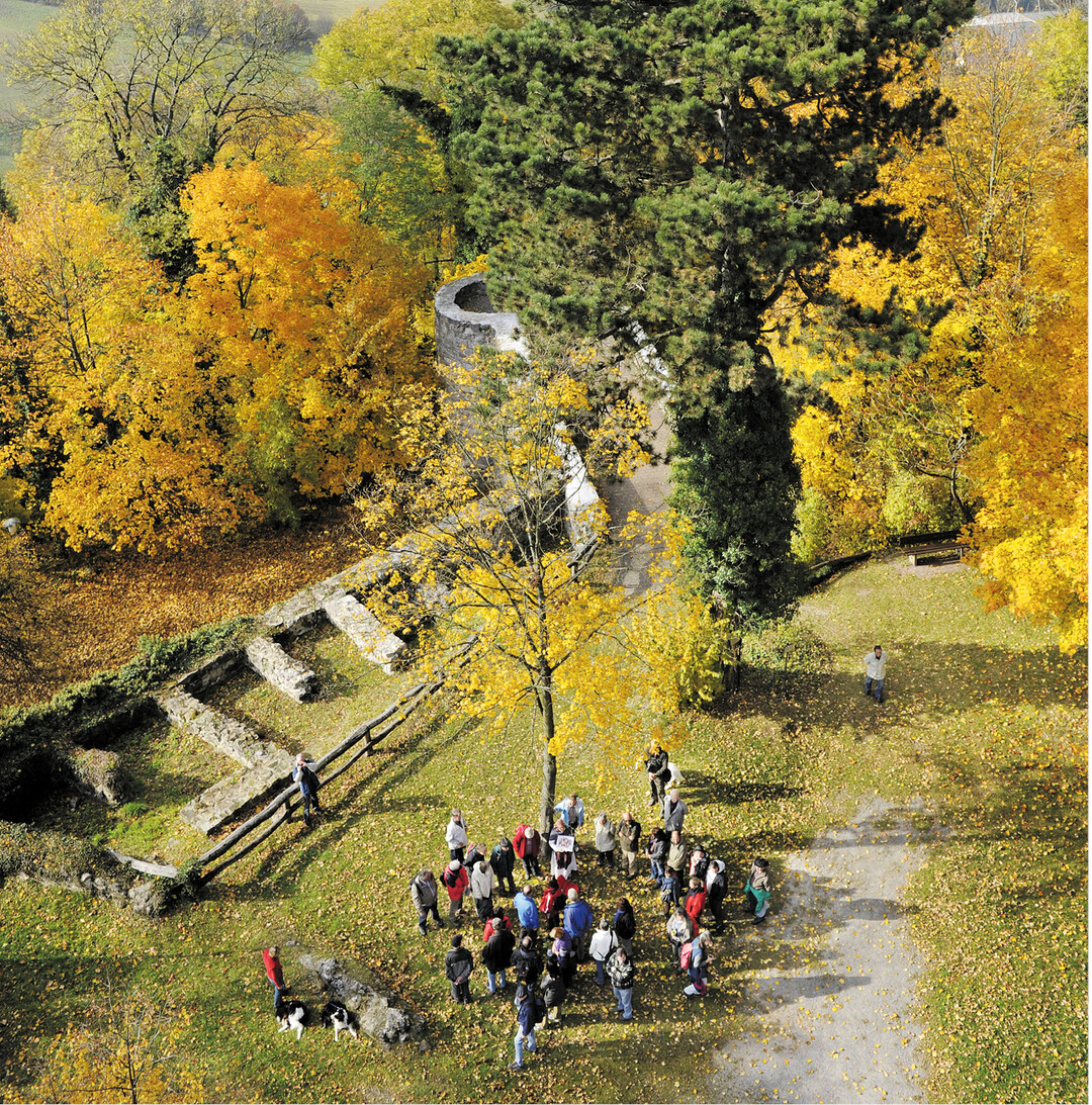 Für alle, die gerne wandern, wie hier bei Burg Löwenstein: Die Programme der Heimat- und Wanderakademie Baden-Württemberg für 2020 sind schon online unter: www.albverein.net. Auch jetzt lohnt sich ein Blick auf die aktuellen Angebote im Herbst. Wer immer auf dem Laufenden sein möchte und Anregungen rund ums Wandern sucht, kann die monatlichen Info-Briefe des Schwäbischen Albvereins abonnieren.