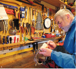 Zeit für sich: Boy Ketel Brodersen erledigt in seiner Werkstatt gern kleinere Reparaturen oder bastelt.