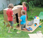 Aus einem alten Karton machen Kinder im Handumdrehen ein Spielhaus.