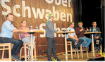 Auf dem Podium: (v. l.) Dr. Klaus Wallner, Landesanstalt für Bienenkunde; Andrea Hartmann, Kompetenzzentrum Obstbau-Bodensee; Moderator Albrecht Siegel, Leiter des Landwirtschaftsamtes Ravensburg; Joachim Kapler, Landwirt aus Köpfingen; Robert Ott, Biodiversitätsberater und Franz Bühler, Mitarbeiter des Landwirtschaftsamtes Ravensburg.