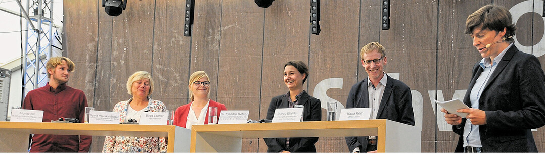 Wie geht es weiter mit dem Volksbegehren (v. r.): Moderatorin Katja Korf, landespoli tische Korrespondentin der Schwäbischen Zeitung; Marco Eberle, Fachreferent im Landesbauernverband in Baden-Württemberg; Dr. Sandra Detzer, Landesvorsitzen de Die Grünen; Birgit Locher, Landwirtin und Obstbäuerin; Sylvia Pilarsky-Grosch, Landesgeschäftsführerin im BUND Baden-Württemberg und Moritz Ott; Biodiversität sberater im Landkreis Ravensburg.