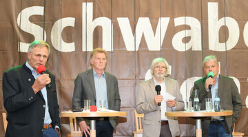 Podiumsgesprch zu den Sorgen der buerlichen Familienbetriebe (v. l.): LBV-Vizeprsident Gerhard Glaser, Land- und Forstwirt Eugen Haberer aus Schenkenzell, Moderator Eberhard Stmpfle, stv. Chefredakteur BWagrar, und Thomas Heilig, Obsterzeuger und Vorsitzender der Obstregion Bodensee.