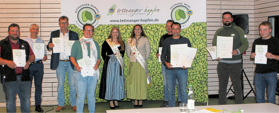 Bei der Deutschen Hopfenprämierung für das Grüne Gold aus der Ernte des vergangenen Jahres haben die Tettnanger Pflanzer erneut viele gute Plätze abgeräumt. Die Sieger freuten sich über Urkunden und Medaillen.