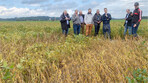 Bernard Mayer, Zuchtleiter für Sojabohnen bei der Saatzucht Donau, stellt den Teilnehmern der Besprechung seinen Soja-Zuchtgarten in Reichersberg/Inn vor. Die frühesten Sorten waren dort bereits am 31. August 2021 druschreif