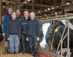 Bernd Clausen (hinten) mit seinem Stallteam: (v. r.) Töchter Laura (18), Hanna (15), Jana (13) und Neffe Bennet Schmeelk (17).