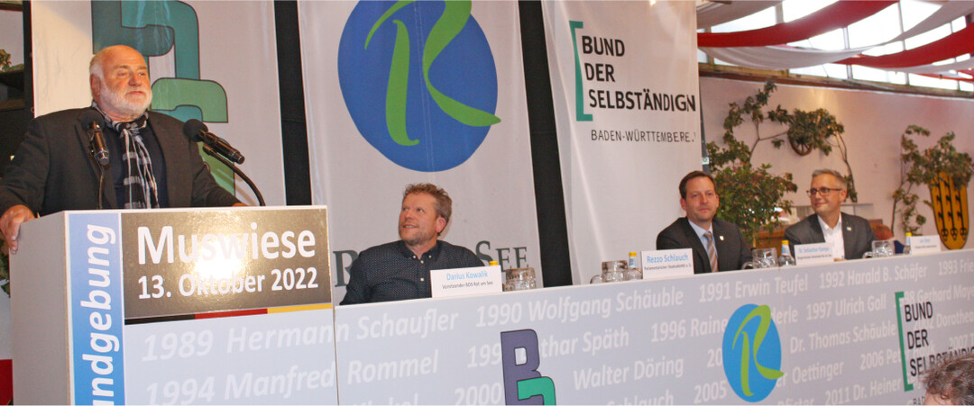 Auf der Muswiese hatte Rezzo Schlauch (l.) einige unbequeme Botschaften im Gepäck. Auf dem Podium rechts von ihm Darius Kowalik, BDS-Vorsitzender Rot am See, Bürgermeister Dr. Sebastian Kampe und Präsident Jan Dietz vom BDS-Landesverband.