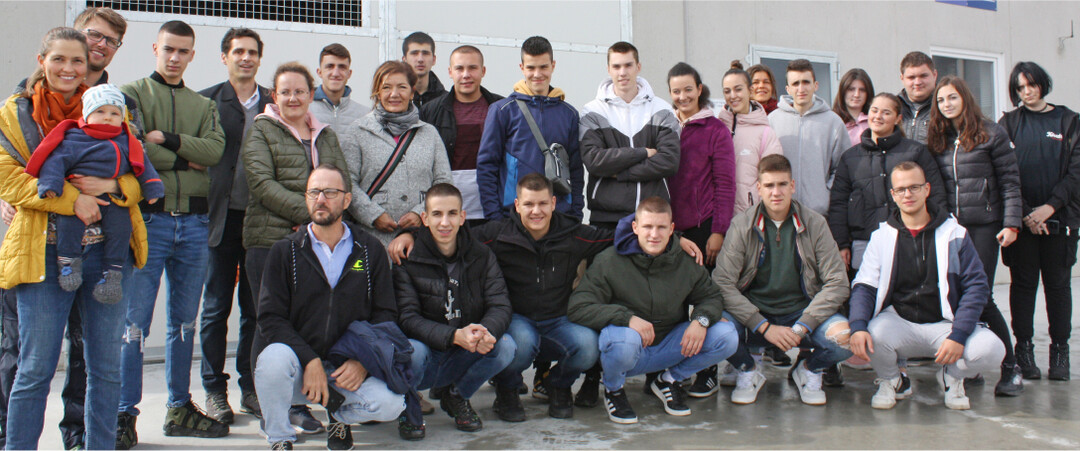 Besuchergruppe aus der Vojvodina zusammen mit Betriebsleiterehepaar Thomas und Silvia Wenzel (l.), Christian Bühler vom Regierungspräsidium Stuttgart (3. Reihe 3. v. l.) und Sandra Haug (3. Reihe 4. v. r.) vom Landwirtschaftsamt im Hohenlohekreis.