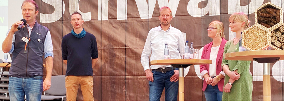 (v.l.) Franz Schönberger, Vorsitzender im Bauernverband Allgäu-Oberschwaben, diskutiert auf der Bühne mit Biodiversitätsberater Tobias Pape, Landwirt Joachim Kappler, Obstbäuerin Birgit Locher und Katharina Eckel von der Bio-Musterregion.