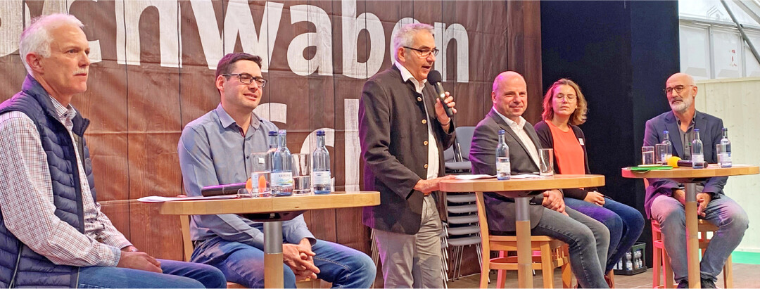 (v. l.) Landwirt Wilhelm Heine; Markus Kreh, Landwirtschaftsamt Ravensburg;Moderator Albrecht Siegel, Leiter Landwirtschaftsamt Ravensburg; Martin Hahn, MdL; Tanja Westernacher, Biotopverbund-Managerin/ Landschaftserhaltungsverband und Martin Wei, Biolandberatung.