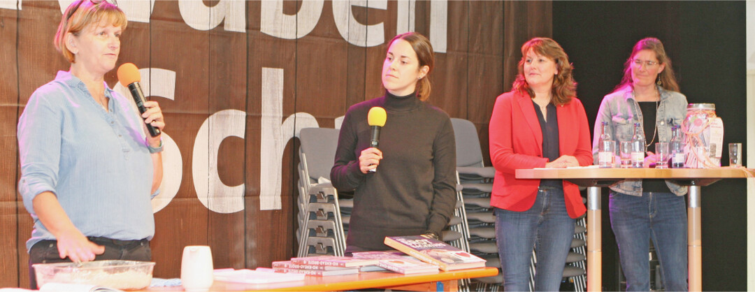 Beim Tag der Landfrau informierte die Ulmer-Buchautorin Valesa Schell (l.) im Gesprch mit Bildungsreferentin Lisa Lorenz (2. v. l.) ber das Backen von No-knead-Broten. Prsidentin Juliane Vees stellt Carolin Dietz (r.) vor, die in diesem Jahr zur Unternehmerin des Jahres gewhlt wurde.