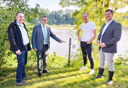 Landwirtschaftsminister Peter Hauk (2. v. l.) hat sich auf dem Betrieb von Peter Keirath (2. v. r.) ein Bild von den Hochwasserschäden durch die überflutete Donau gemacht. Bei dem Vor-Ort-Termin mit dabei waren Dr. Claus-Ulrich Honold (l.), Leiter des Ulmer Landwirtschaftsamtes, und Martin Krämer, Bürgermeister von Obermarchtal.