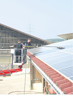 Mit rotierenden Bürsten an einer Teleskopstange können Solardächer gründlich und arbeitssparend gereinigt werden.