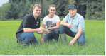 Wollen die Gemeine Rispe aus Grünlandbeständen verbannen (v. l.): Andreas Weixler vom Beratungsdienst, Landwirtschaftsmeister Matthias Heckenberger und Michael Ziesel vom Landwirtschaftsamt.