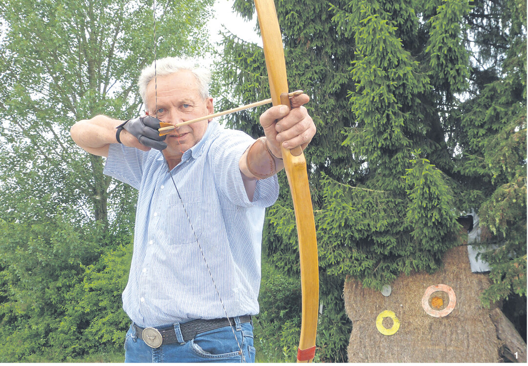 Sportschütze Hermann Frenz mit Arm- und Fingerschutz an seinem Schießstand.