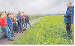 Von wegen Unkraut. Laju-Vorsitzender Andreas Müller (rechts) erklärt den Landjugendlichen, was es mit den Zwischenfrüchten auf sich hat.