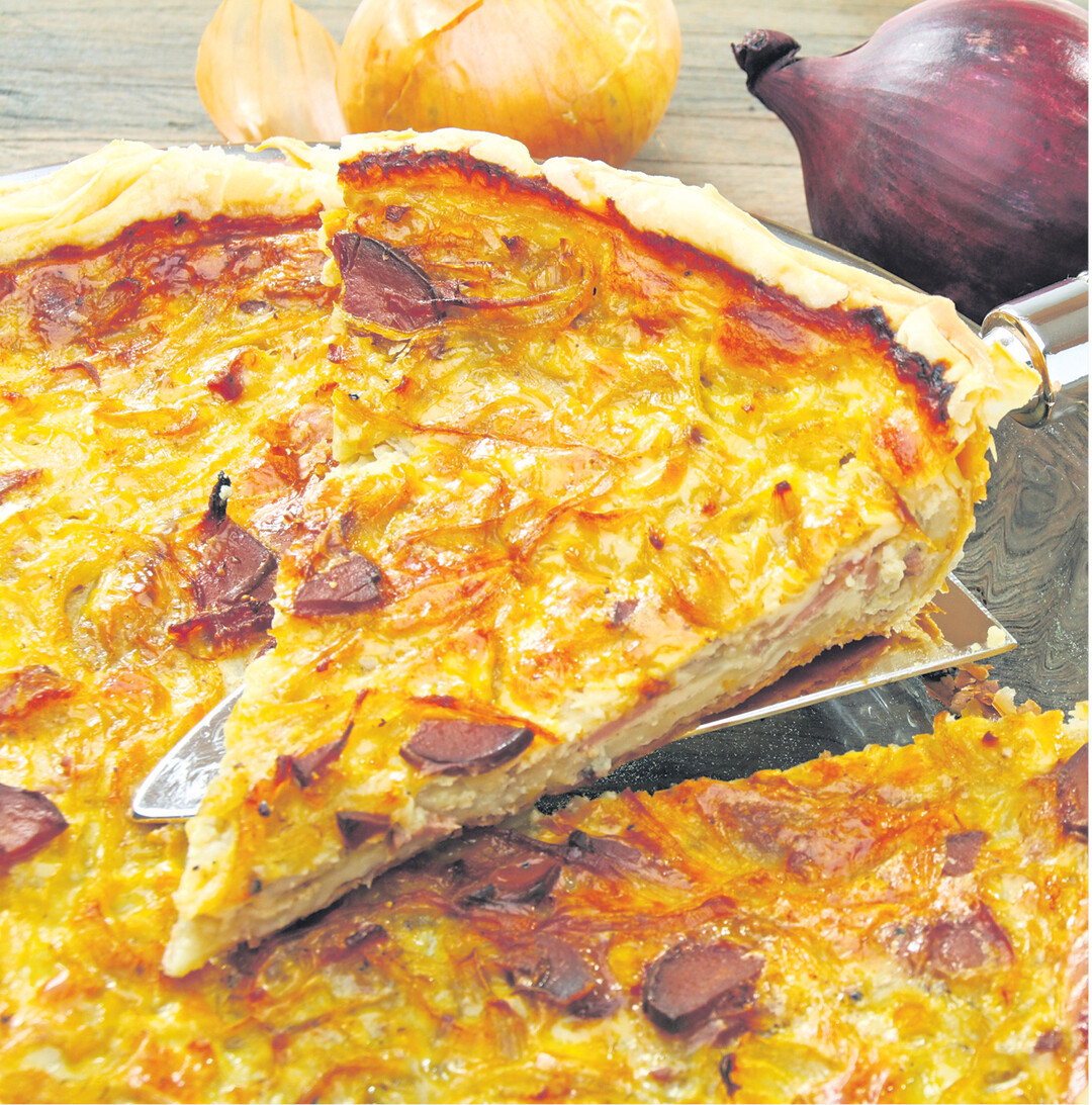 Jetzt ist Zwiebelkuchen-Zeit. Einen salzigen Hefeteig herstellen, entsprechend für ein rundes oder viereckiges Blech. Für den Belag werden benötigt: 1 kg Zwiebeln, 4 Eier, 1 Becher Sauerrahm oder süße Sahne, 80 g Mehl, 1 Teelöffel Salz. Die kleingehackten Zwiebeln in 80 Gramm Butter gut dämpfen, dann sind sie besser verdaulich. Oder den Belag zum Schluss mit reichlich Kümmel würzen. Die abgekühlten Zwiebeln mit den übrigen Belagzutaten mischen, nach Belieben können auch Speckwürfel dazu, auf den ausgewellten Hefeboden geben und ab in den Ofen für etwa 50 Minuten bei 175 Grad.