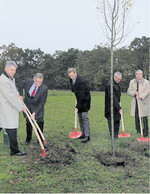 Tatkräftige Unterstützung beim Pflanzen erhält Christian Lindner (Mitte) von den Vertretern des BDS und der Gemeinde.