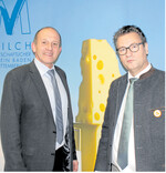 Agrarminister Peter Hauk (r.) zu Gast bei den Molkereien im Land, hier im Bild mit dem Vorstandsvorsitzenden der beiden Vereine, Manfred Olbrich.
