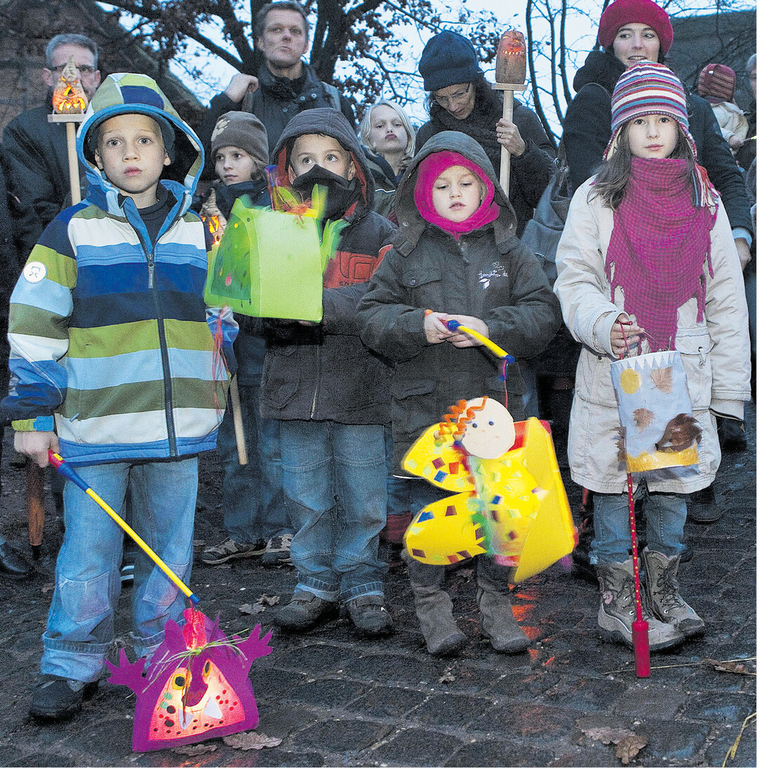 bild der woche „Ich geh" mit meiner Laterne und meine Laterne mit mir. Dort oben leuchten die Sterne und unten leuchten wir ..." Um den Martinstag am 11. November sind wieder viele Kinder mit ihren selbstgebastelten Laternen unterwegs.