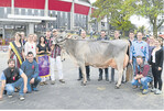 Alle Teilnehmer der Reise mit der Brown Swiss Champion-Kuh Glenn Fantasy eine halbe Stunde nach dem Sieg in Madison. Foto: