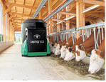 Der batteriebetriebene Shuttle Eco der österreichischen Firma Wasserbauer fährt selbsttätig auf den Futtertisch und versorgt die Kühe mit den zuvor gemischten Rationen.
