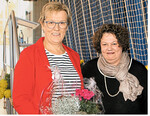Einen Blumengruß als Dankeschön für die langjährige Begleitung des Landfrauentags Rottweil überreichte Kreisvorsitzende Ute Haag (r.) an Renate Benne, Vizepräsidentin des Landfrauenverbands Württemberg-Hohenzollern.
