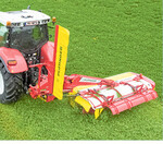 Das NovaCat 302 Crossflow Pro hat eine Arbeitsbreite von 3,0 m und eine hydraulische Rückwandöffnung.