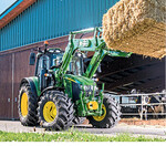 Die neuen 6M Traktoren sind kompakter denn je. Die flache Motorhaube bietet eine unversperrte Sicht nach vorne.