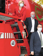 In Kontakt mit dem Vervaet-Gülletrac (v. l.): Bundesagrarministerin Julia Klöckner, Alois Gerig und Baden-Württembergs Landwirtschaftsminister Peter Hauk.