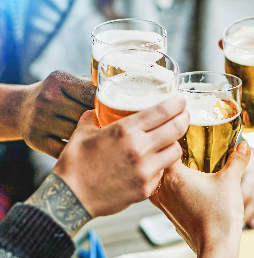 Berauschend. 10.000 Jahre Bier und Wein Bier und Wein das sind Getränke mit einer facettenreichen Geschichte, die bereits vor rund 10.000 Jahren begann. In einer großenbeleuchtet das Landesmuseum Württemberg im Alten Schloss in Stuttgart das Thema des Trinkalkohols. Die Bedeutung von Bier und Wein für eine Gesellschaft ist nicht nur ein Phänomen der Gegenwart ganz im Gegenteil: Die Herstellung von Alkohol ist seit der Steinzeit belegt und der Konsum alkoholischer Getränke zieht sich geradezu wie ein roter Faden durch die Kulturgeschichte. Die Große Sonderausstellung spannt einen Bogen von der Steinzeit bis in die Gegenwart. Abgesehen von seiner kulturhistorischen Bedeutung handelt es sich bei Alkohol doch um ein Rauschmittel, das nicht nur Entspannung, Genuss und Ausgelassenheit, sondern erhebliche Gefahren mit sich bringt. Warum wirkt Alkohol zunächst so positiv auf unser Gehirn und erzeugt Zufriedenheit, ein allgemeines Wohlgefühl und eine erhöhte Kommunikationsbereitschaft? Und wie verhält es sich mit den als eher negativ empfundenen unmittelbaren Folgen wie Enthemmung, Übelkeit und dem klassischen Kater"? In diesem Spannungsfeld geht die Ausstellung der Frage nach, warum wir überhaupt ein solches Genuss- oder Rauschmittel zu uns nehmen, dessen negative Auswirkungen auf die Gesundheit, das persönliche Umfeld und die Gesellschaft im Ganzen immens sind. Abhängigkeit, Suchtprävention und Gesundheitskosten sind nur einige Schlagworte, die diese Problematik widerspiegeln. Die Ausstellung läuft noch bis zum 30. April 2023. Sie ist dienstags bis freitags von 10 bis 17 Uhr und donnerstags bis 19 Uhr geöffnet. www.landesmuseum-stuttgart.de/berauschend.