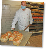 Der sehbehinderte Alexander Koch hat in der Bäckerei von Ullrich Amthor eine neue berufliche Perspektive bekommen.