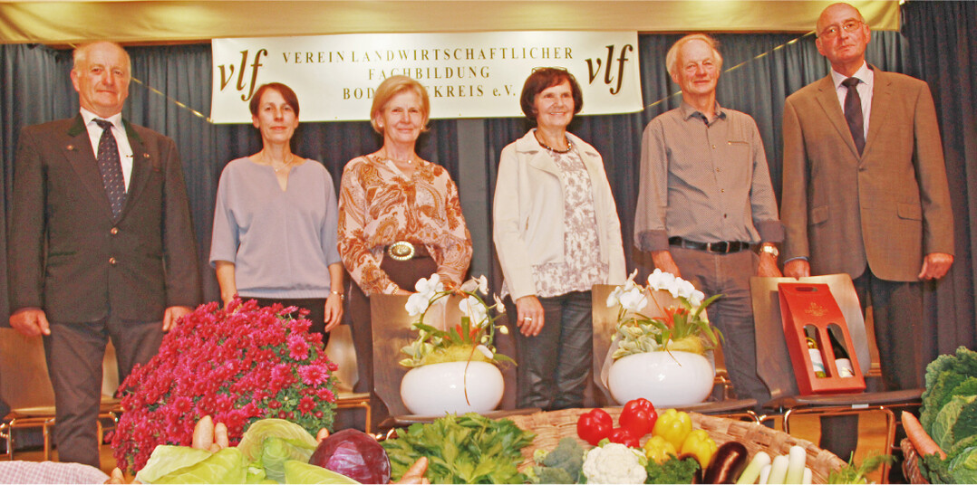 Endlich wieder ein Erntedankfest in Prsenz: (v. l.) Lorenz Duelli, stellvertretender Vorsitzender im VLF Bodensee, Geschftsfhrerin Annette Huurdeman und die Geehrten Brigitte Sauter, Johanna Kbler sowie Hubert Junginger mit dem Vorsitzenden Anton Mller.