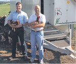 Ein Konzept, das beim Verbraucher ankommt: Heiko Leis (rechts) hält seine Legehennen in mobilen Ställen und füttert sie mit heimischem Eiweiß. Links Siegmar Benz vom Kraichgau Raiffeisen Zentrum.