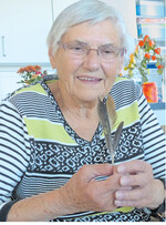 Über die Federn, die Huhn Rosi beim Besuch dagelassen hat, freut sich Else Harter.