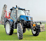 Der Vierzylinder starke Hochradtraktor von New Holland eignet sich gut für das Anlegen von Spargeldämmen.