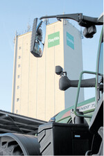 Die BayWa in Heimerdingen ist am großen Silo aus der Ferne zu sehen.