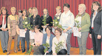 Kreisvorsitzende Doris Härle (l.), Staatssekretärin Friedlinde Gurr-Hirsch (2. v. l.) und Landfrauenpräsidentin Juliane Vees (r.) überreichten den Teilnehmerinnen am Kurs Frauenkompetenz im Agrarbüro in Neufra ihre Urkunden.