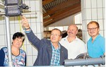 Christine Bohner, Energieberater Berthold König, Oskar und Markus Bohner (von links). Sie inspizieren den Plattenvorkühler im Melkstand der Dorn-Bohner GbR in Hittisweiler.