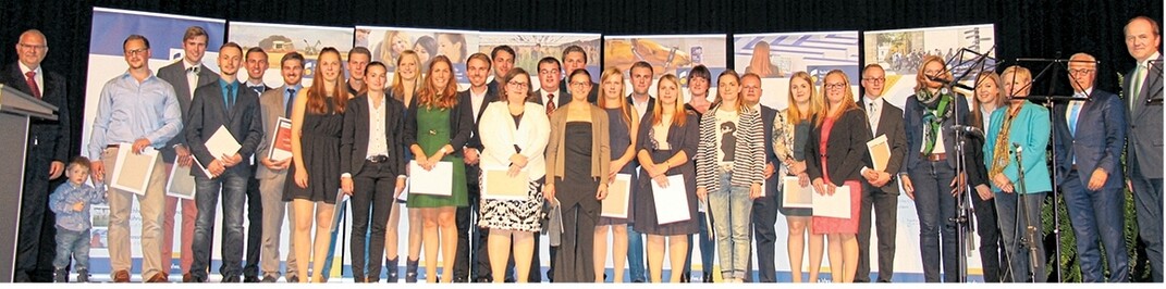 Insgesamt 53 Absolventinnen und Absolventen des Studiengangs Agrarwirtschaft der Hochschule fr Wirtschaft und Umwelt Nrtingen-Geisingen wurden in der Stadthalle Nrtingen verabschiedet.
