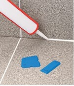 Wer handwerklich geschickt ist, kann eine gerissene Silikonfuge selbst erneuern. Auf youtube" beispielsweise wird das anschaulich gezeigt. Im sensiblen Bereich von Bad und Dusche ist aber Fachkönnen besonders wichtig.